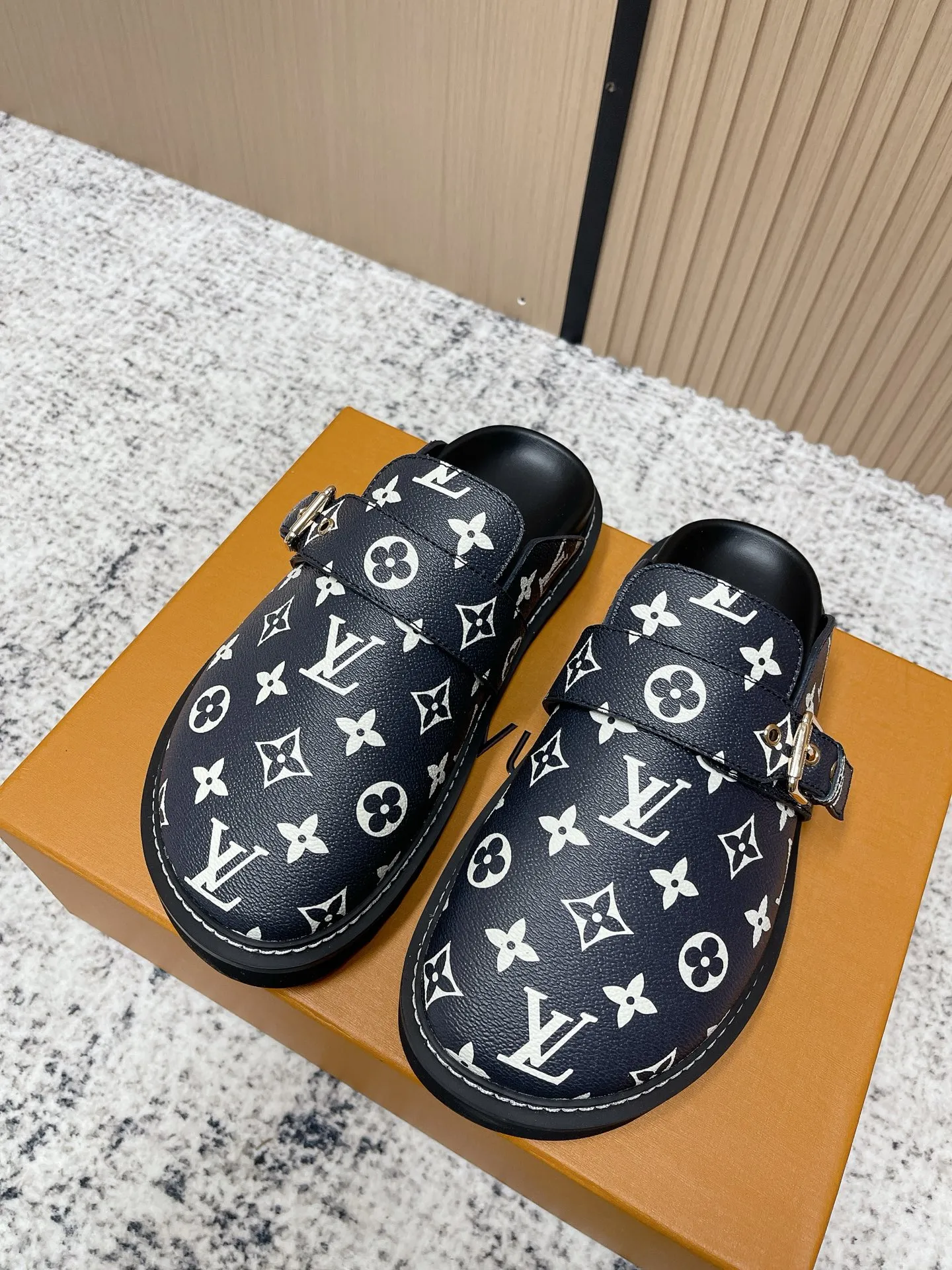 [L Family] P: 460💰 Size: 35-46 (female 40.41, male 45 46 custom-made) Top version Louis vuitton Lv new couple Birkenstock slippers. Cute and cute, not too good on the feet. Simple and high-end slingback design. Ready to wear and go. Good news for lazy people. Imported cowhide leather upper/imported old calico. Original hardware buckle, original molded high-density foam outsole.